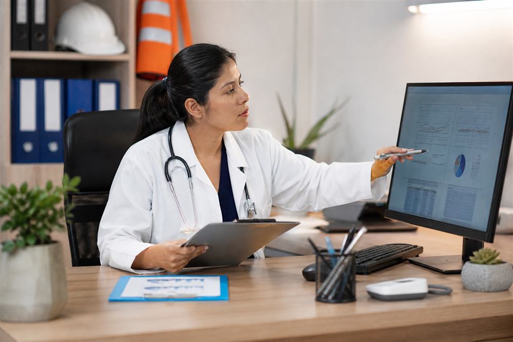 Médica realizando seguimiento y vigilancia de la salud con historial clínico